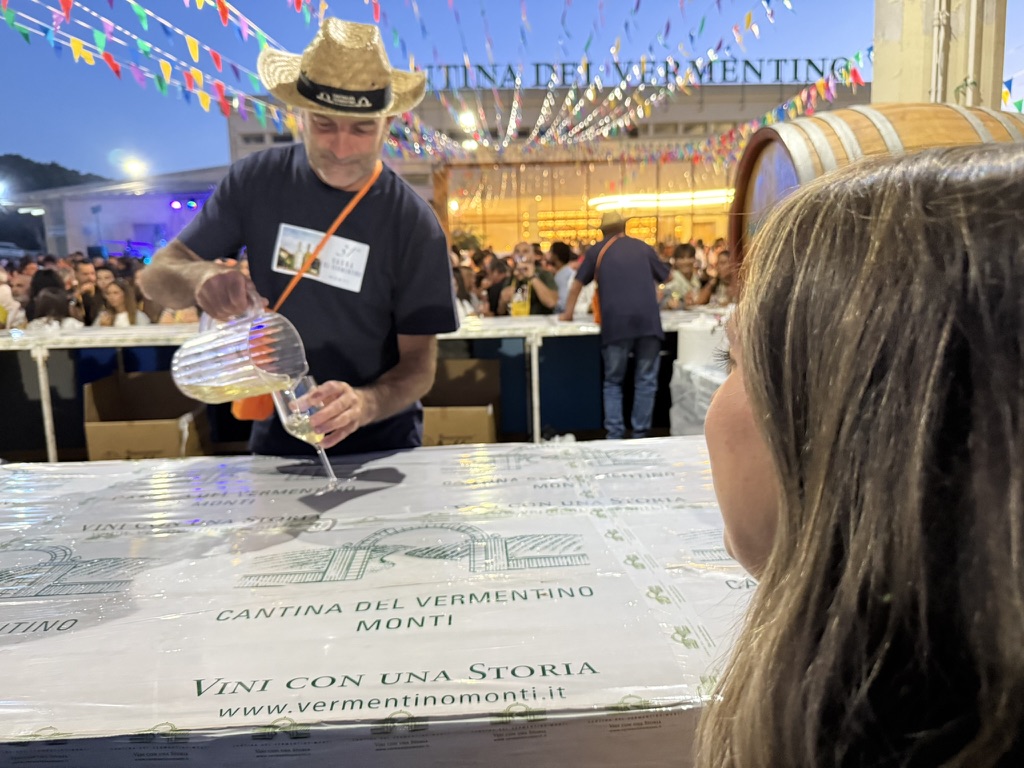 Vermentino being poured at the Festa del Vermentino in Monti